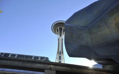 El museo Experience Music Proyect de Frank Gehry y la Space Needle de Seattle.