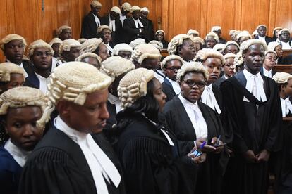 Algunos de los 145 abogados recién admitidos esperan dentro de la Corte Suprema para recoger sus 'certificados de práctica' en los Tribunales Supremos de Kenia en la capital, Nairobi.