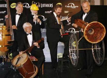 Los miembros de Les Luthiers, Jorge Maronna, Carlos López Puccio, Marcos Mundstock, Carlos Núñez y Daniel Rabinovich, posan ante la prensa, hoy en Madrid.