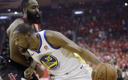 Harden se planta ante Kevin Durant.