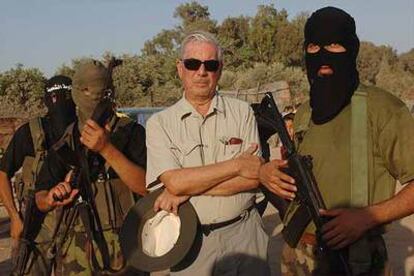 El escritor Mario Vargas Llosa, junto a miembros de Hamás, en Palestina.
