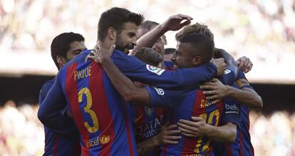 Los jugadores del Barça felicitan a Rafinha por un gol.