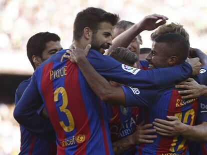 Los jugadores del Barça felicitan a Rafinha por un gol.