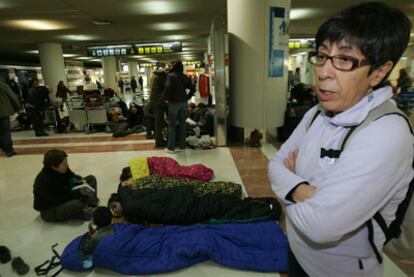 Reme, junto a los niños saharauis en sacos de dormir.