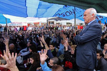 Más de 300 personas, de varias generaciones, votaban ayer en la asamblea de Sol bajo el gran toldo que instalaron por la tarde.