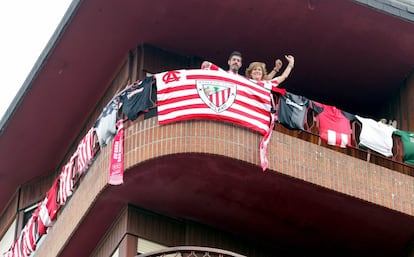 Hinchas del Athletic en un edificio de Getxo. El club bilbaíno es el segundo equipo con más entorchados coperos, solo superado por el Barcelona.