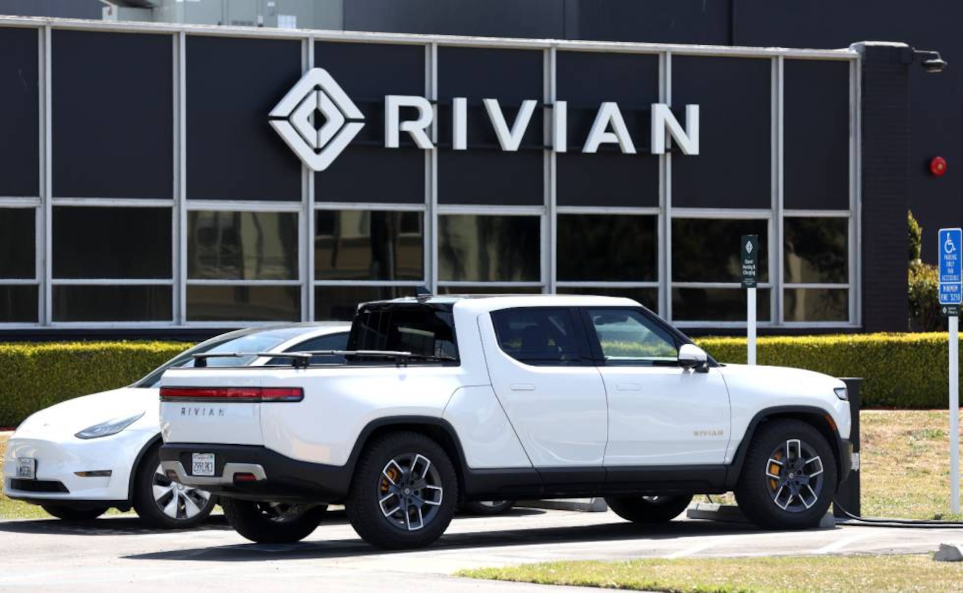 Rivian, el fabricante de coches eléctricos que se ha convertido en un  lastre para Ford y Amazon | Empresas | Cinco Días