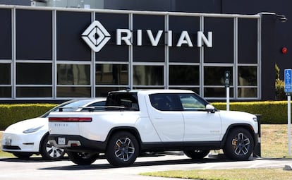 Una pickup de Rivian frente a un centro de la marca.