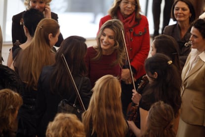 La princesa Letizia, en el centro, durante el encuentro en los Teatros del Canal con las participantes del Programa LiderA.