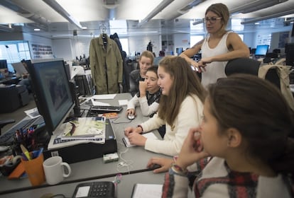 Tras una intensa mañana de charlas y fotografías, llegó el momento de sentarse a reflexionar sobre lo realizado y editar lo retratado. Así, los pequeños fotoperiodistas tuvieron que seleccionar las mejores imágenes de la jornada junto a la periodista de Planeta Futuro Lola Hierro.