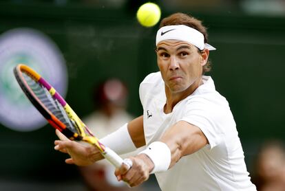 Rafael Nadal durante su partido ante Botic Van De Zandschulp este lunes en los octavos de final de Wimbledon.