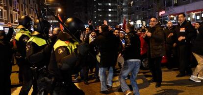 Enfrentamientos entre policía y manifestantes cerca del consulado turco de Rotterdam, este domingo.