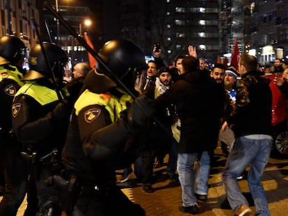 Enfrentamientos entre polic&iacute;a y manifestantes cerca del consulado turco de Rotterdam, este domingo.