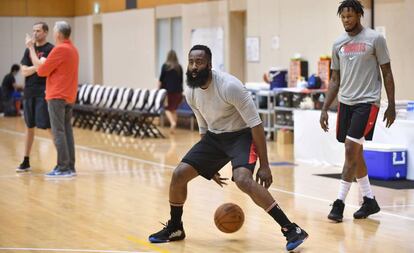 James Harden, estrella de los Houston Rockets, en una sesión de entrenamiento en Tokio. 