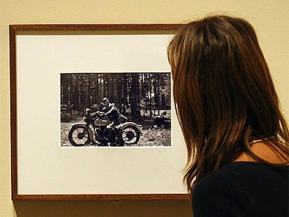 Una de las pocas fotografías inéditas de la exposición. Realizada por Gerda Taro en el frente de Segovia, en ella aparece el músico y militar Gustavo Duran, sobre su moto. La copia se había perdido hasta que en el reciente hallazgo de "la maleta mexicana" aparecieron los negativos originales.