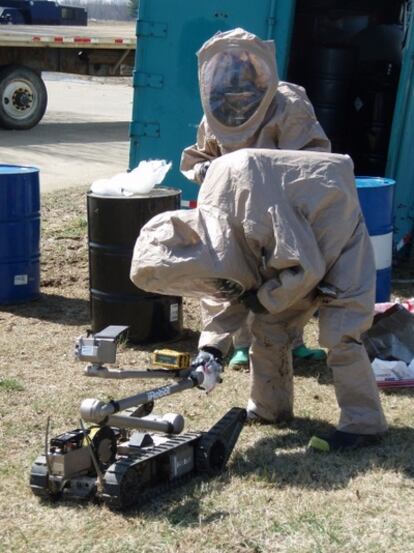 Ensayo de un robot PackBot para examinar contaminantes químicos.