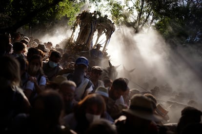 Los peregrinos atraviesan el Parque Nacional de Doñana camino al Villamanrique para llegar al santuario de la Virgen del Rocío.