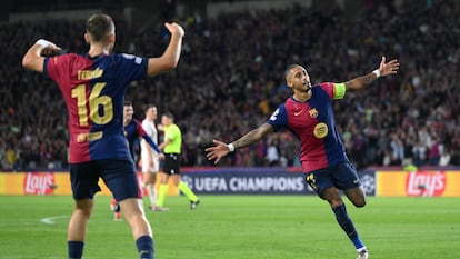 Raphinha celebra el tercer gol de su equipo durante el partido de la UEFA Champions League ante el Bayern Múnich en el Estadi Olímpic Lluis Companys este miércoles.