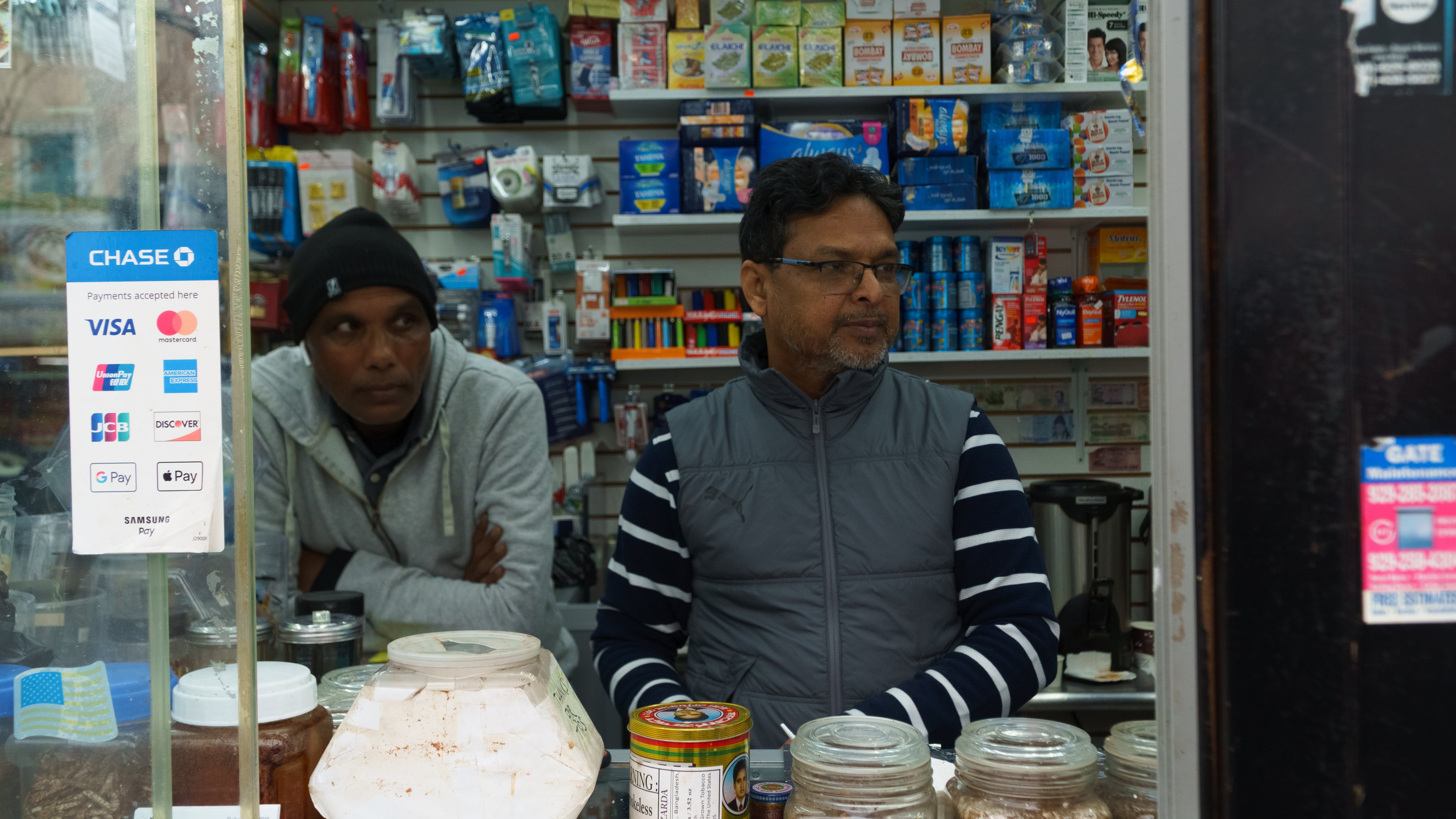 Vendedores en un negocio en la plaza de la Diversidad, en Nueva York