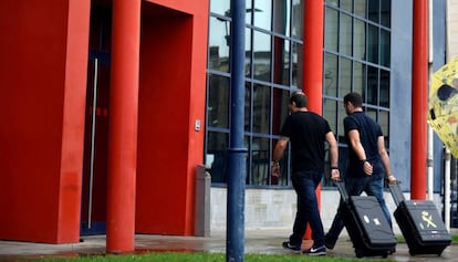 Dos agentes de la Guardia Civil en la comisar&iacute;a de Lleida el 19 de octubre.