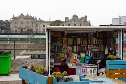 En la otra orilla del río Rímac, a la espalda de las casetas de libros, se yergue el Palacio de Gobierno de Perú.

