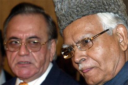 El ministro de Exteriores paquistaní, Khursheed Mehmood Kasuri, y su homólogo indio, Natwar Singh, en Islamabad.