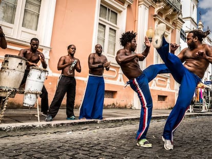 Música y capoeira en una de las calles del Pelourinho, el centro histórico de Salvador de Bahía (Brasil).