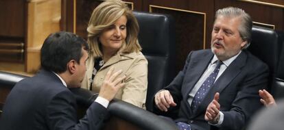 La ministra de Empleo, Fátima Báñez (c), y el de Educación, Íñigo Méndez de Vigo (d), conversan con el diputado del PP, José Luis Ayllón.