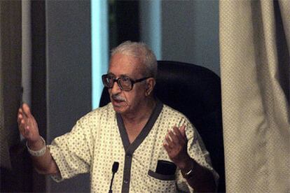Tarek Aziz testifica en el juicio contra Sadam Husein, ayer en Bagdad.