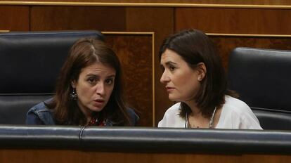La ministra de Sanidad, Carmen Montón, charla con la portavoz socialista, Adriana Lastra, en el Congreso.