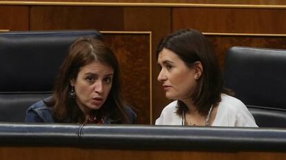 La ministra de Sanidad, Carmen Montón, charla con la portavoz socialista, Adriana Lastra, en el Congreso.
 
 