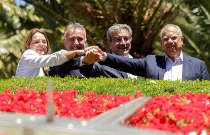 Noem&iacute; Santana, &Aacute;ngel V&iacute;ctor Torres, Rom&aacute;n Rodr&iacute;guez y Casimiro Curbelo, el 22 de junio en Santa Cruz de TFE.  EFE