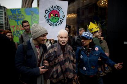 Westwood en una protesta pidiendo acción gubernamental ante el cambio climático y específicamente contra el uso de la técnica de extracción de petróleos conocida como 'fracking' en Gran Bretaña.