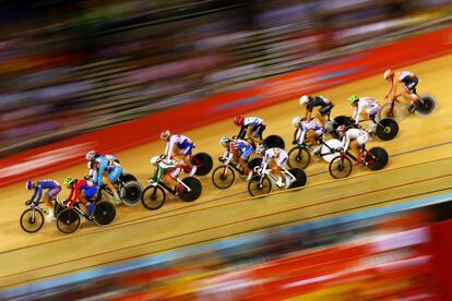 Momento de la carrera femenina de ciclismo en pista en el velódromo de Londres.