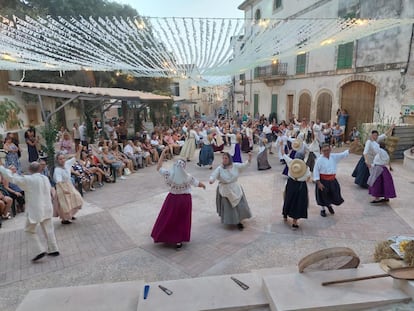 La nueva plaza de Sencelles (Mallorca) llena de gente.