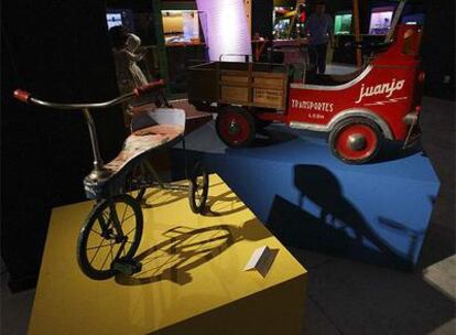 Un triciclo y un camión Pegaso a pedales de los años 50, en la exposición de juguetes inaugurada hoy en Vitoria.