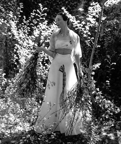 Wallis Simpson posó para Cecil Beaton con el vestido langosta que hicieron Dalí y Elsa Schiaparelli.