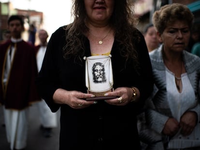 Una mujer sostiene una imagen de Jesucristo durante una procesión en Semana Santa, en Bogotá, Colombia, en 2024.