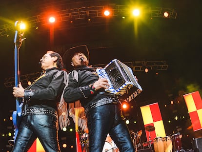 Hernán y Jorge Hernández actúan en el escenario del Wizink Center el 4 de abril de 2024 en Madrid, España.