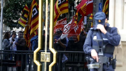 Manifestación de CC OO ante la Delegación del Gobierno.