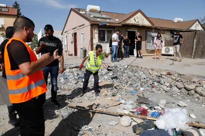 Ciudades como Rishon Letzion, ocho kilómetros al sur de Tel Aviv en la superpoblada área metropolitana central, han abierto al público los refugios antibombardeos aéreos. En la imagen, varios vecinos observan los daños ocasionados en una vivienda de la ciudad israelí de Beersheba por un cohete lanzado desde Gaza, el 5 de mayo.