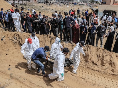Palestinos miembros de la defensa civil de Hamás retiran cadáveres de compatriotas en la ciudad gazatí de Jan Yunis, el pasado 21 de abril.