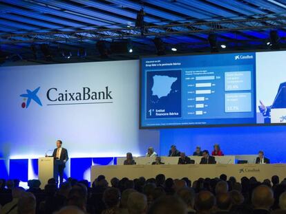 Gonzalo Gortázar, consejero delegado de CaixaBank, se dirige a los accionistas en la última junta general
