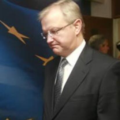 El ministro de Finanzas griego, George Papaconstantinou (izquierda), da la bienvenida al comisario europeo de Asuntos Económicos, Olli Rehn.