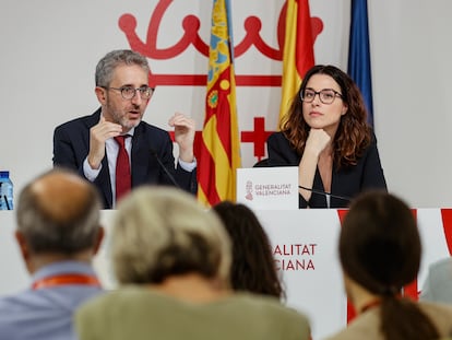 La vicepresidenta Aitana Mas y el consejero de Hacienda Arcadi España, en una rueda de prensa tras la celebración de un pleno del Consell el pasado octubre.