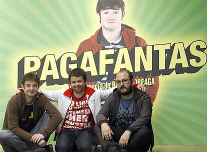 De izquierda a derecha, Gorka Otxoa y Álex Tejería, actores de <i>Pagafantas,</i> y su director, Borja Cobeaga, en la presentación ayer de un avance de la película.