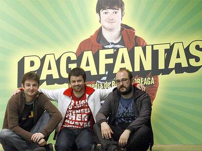 De izquierda a derecha, Gorka Otxoa y Álex Tejería, actores de <i>Pagafantas,</i> y su director, Borja Cobeaga, en la presentación ayer de un avance de la película.