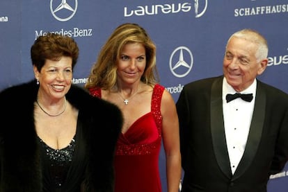 Arantxa Sánchez Vicario (c) with her parents, Emilio and Marisa, in 2007.