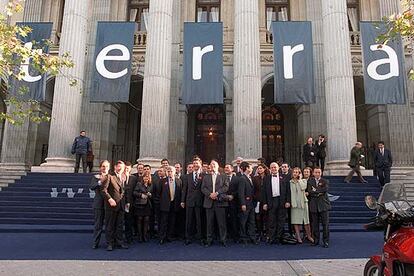 Terra fue la primera empresa española de Internet que cotizaba en el mercado de valores, en un momento de máximo áuge de las nuevas tecnologías. En la imagen, foto de familia de la plana mayor de la recién nacida filial de Telefónica en la puerta de la Bolsa de Madrid el 17 de noviembre de 1999.