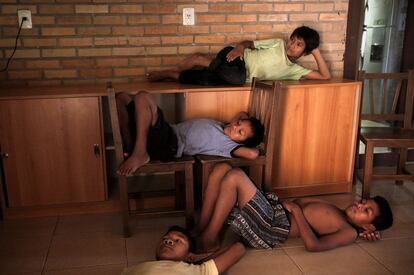 Niños indígenas de la etnia mbyá guaraní miran una película en Centro Pedagógico y de aprendizaje Nemity. Hasta hace pocas semanas todos ellos vivían en las calles de Asunción.